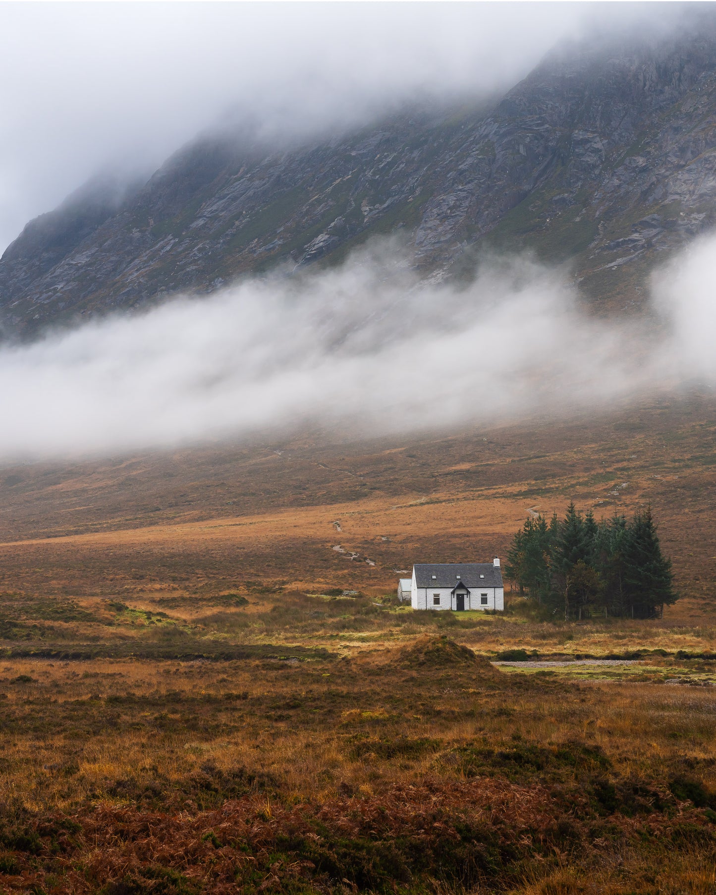 Un cottage solitaire au pied d'une montagne écossaise